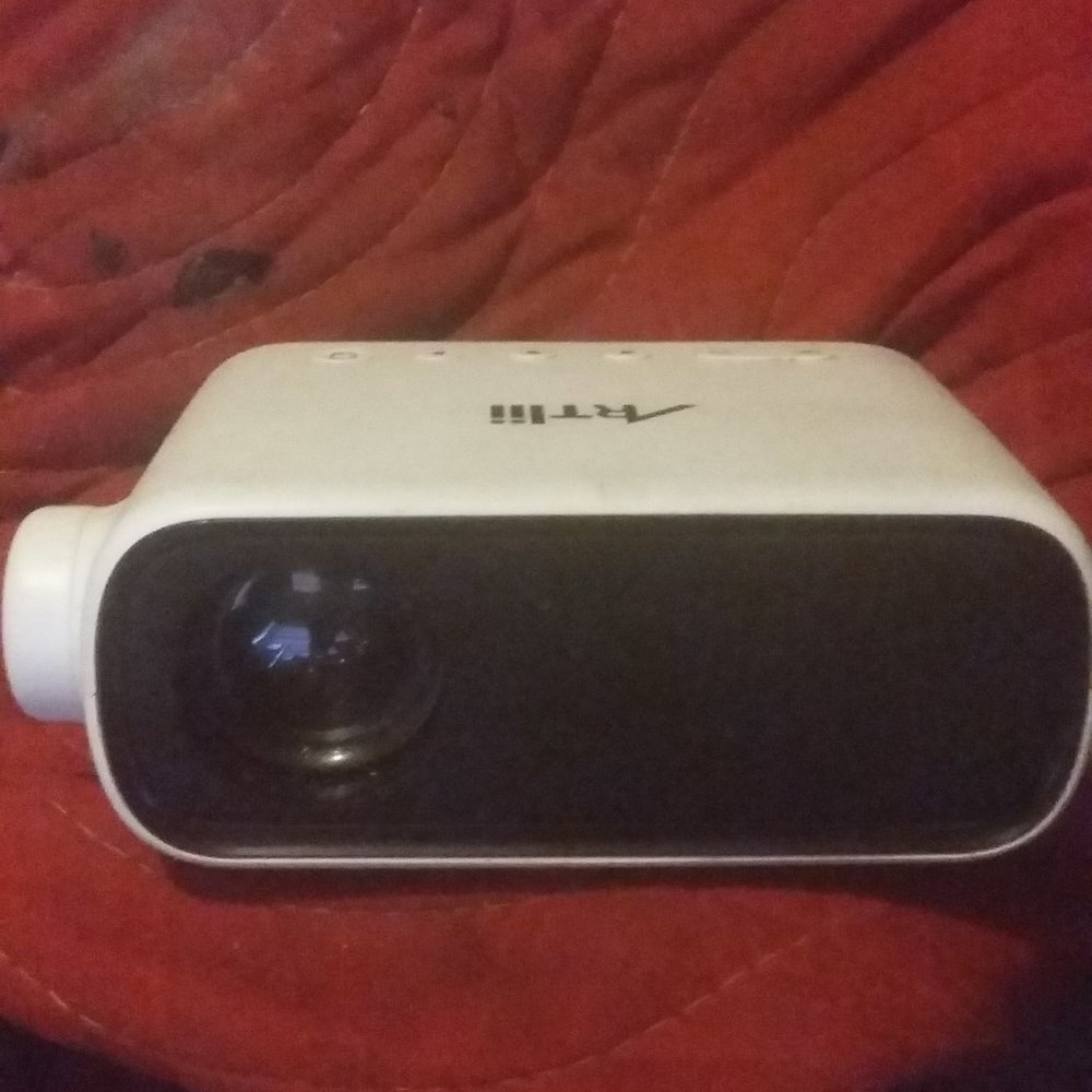 Artlii Q Mini Rechargeable Video Projector